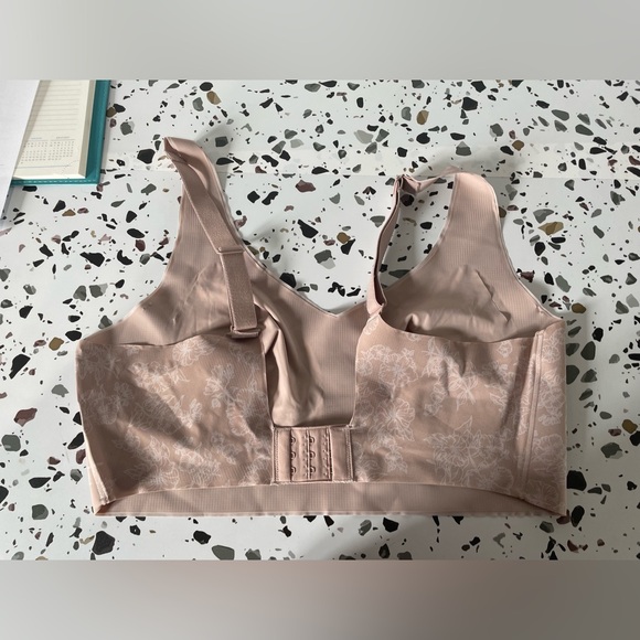 Wonderbra Nude Sports Bra - Picture 2 of 3